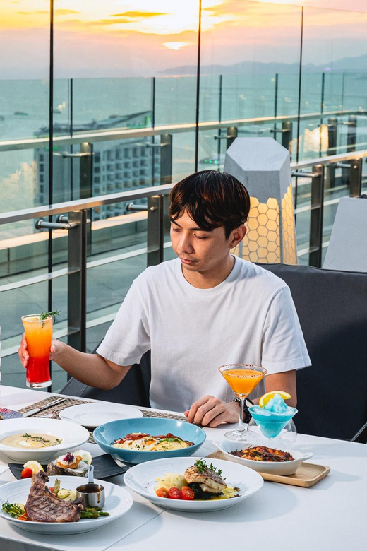 Pattaya: The Sky 32 at Grande CentrePoint Hotel - Atmosphere at Grande CentrePoint: Elegant, Glowing, and Comfortable