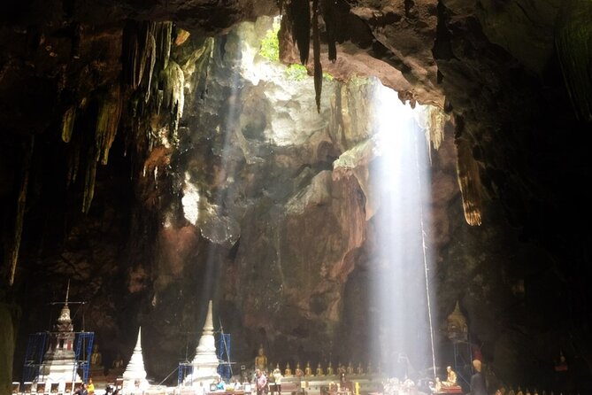 Petchaburi's Historic Palaces and Ancient Temples - Private Tour from Hua Hin - Stop 2: Wat Mahathat Worawihan’s White Face and the 42m Prang