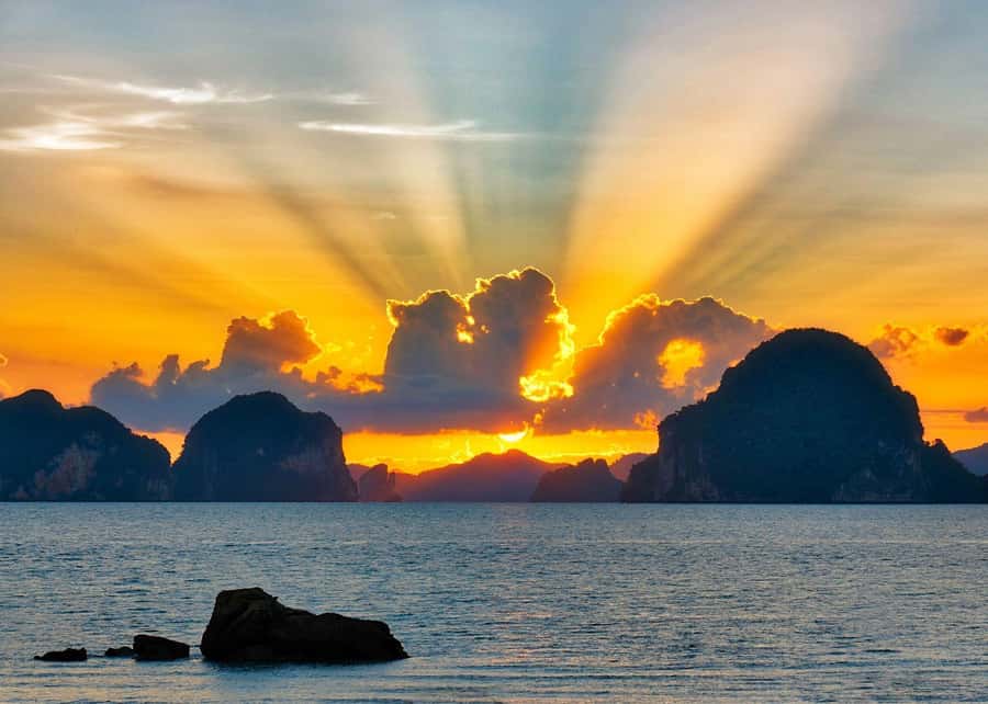Phi Phi & 4 Islands Sunset tour + Bioluminescent Planktons - How the 8-hour plan actually feels from pickup to plankton