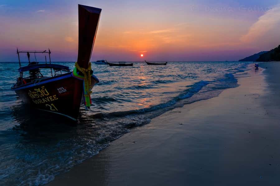 Phi Phi & 4 Islands Sunset tour + Bioluminescent Planktons - Guides: Mr M, Em, Na-IM, and Bea keep the day humming
