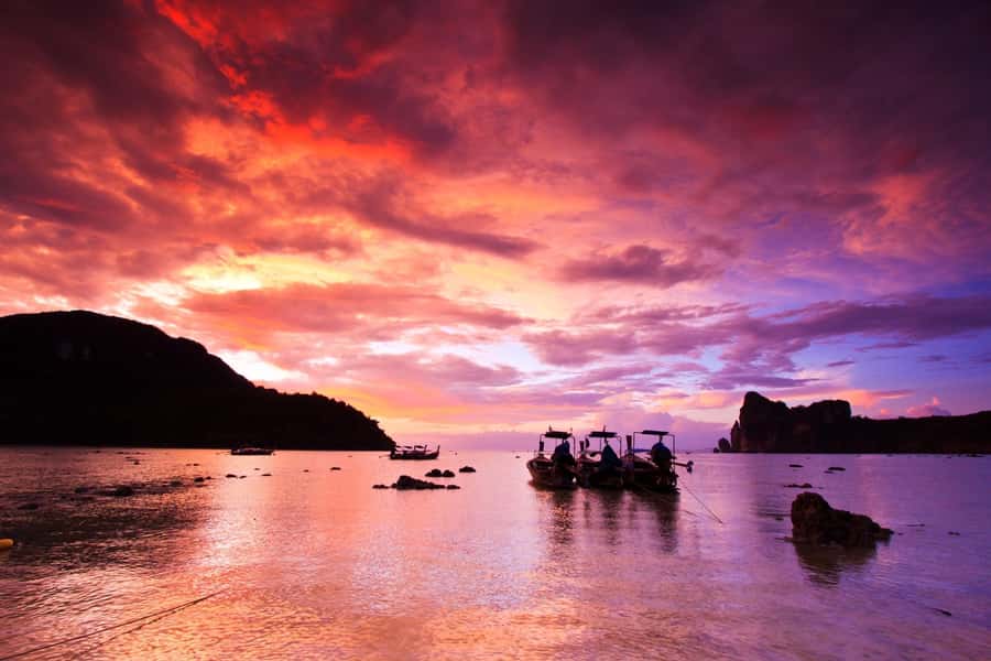 Phi Phi & 4 Islands sunset tour plus bioluminescent plankton - Tup Island at low tide: the sand you can actually walk on