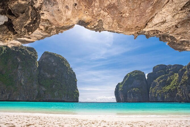 Phi Phi Bamboo Islands Fullday - Premium - Maya Bay (45 minutes): the famous beach, with a real time limit