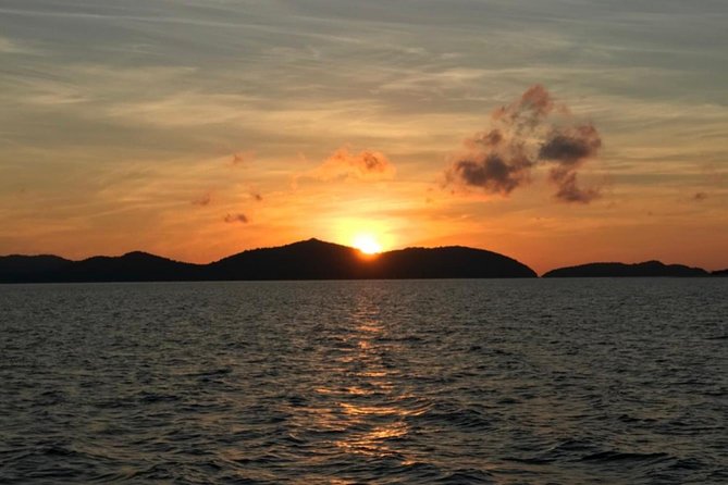 Phi Phi Early Bird Premium Tour by Speed Boat with Lunch - Maya Bay sightseeing and beach time: the early-bird payoff