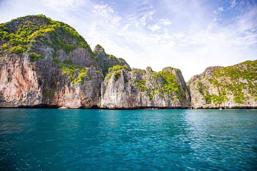 Phi Phi: Full-Day Phi Phi Islands & Sunset Tour by Speedboat - The Guide and How the Day Gets Run