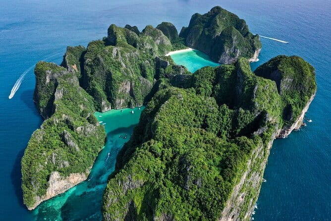 Phi Phi Islands Private Luxury Tour - Ko Phi Phi Don: your private captain and boat moment