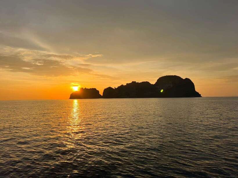 Phi Phi: Sunset and Plankton by Speed Boat with Snorkeling - Longtail boat day to Maya Bay, then the plankton light show