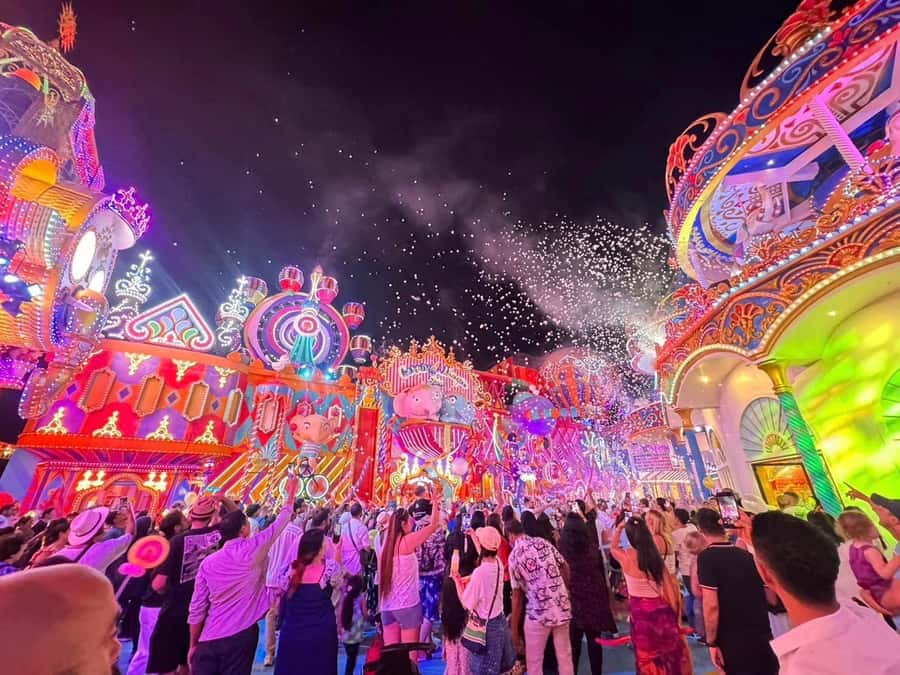 Phuket: Carnival Magic Experience Dinner with Show - Getting in: check-in before 7 PM and how the night flows