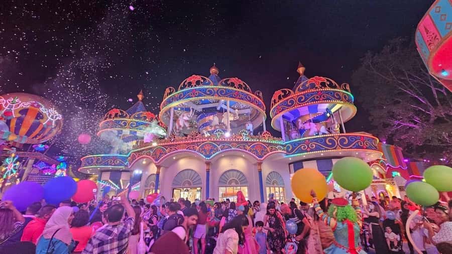 Phuket: Carnival Magic Experience Dinner with Show - Parades and live performances: Thai dance, music, acrobatics, and more
