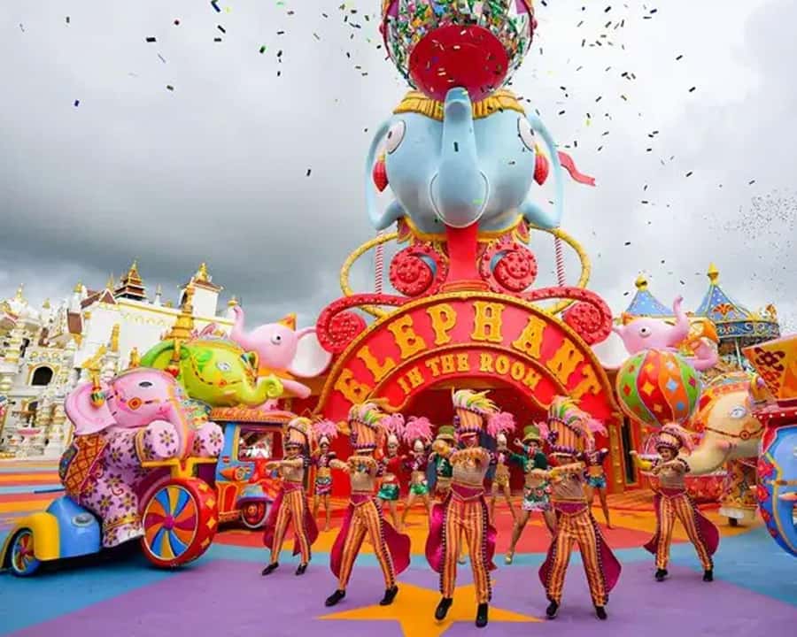 Phuket: Carnival Magic Show Royal Seat with Dinner - Before 7 pm check-in: what to do on arrival