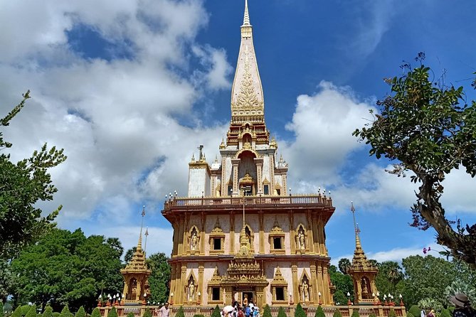 Phuket : Food | Art | Town : Travstore Original F.A.T Tour - Wat Chalong at 11:30: Buddhist tradition you can actually observe