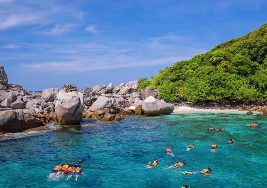 Phuket/Khaolak: Similan Islands Speed Catamaran Premium Trip - Lunch, snacks, and the food reality check