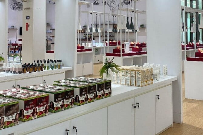 Phuket Local Shopping Factory - Gems Gallery Phuket: shopping jewelry and precious stones with context