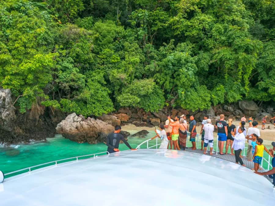 Phuket: Phi Phi & Bamboo Island Day Trip with Buffet Lunch - Lunch on Phi Phi Don: satisfying, but not huge