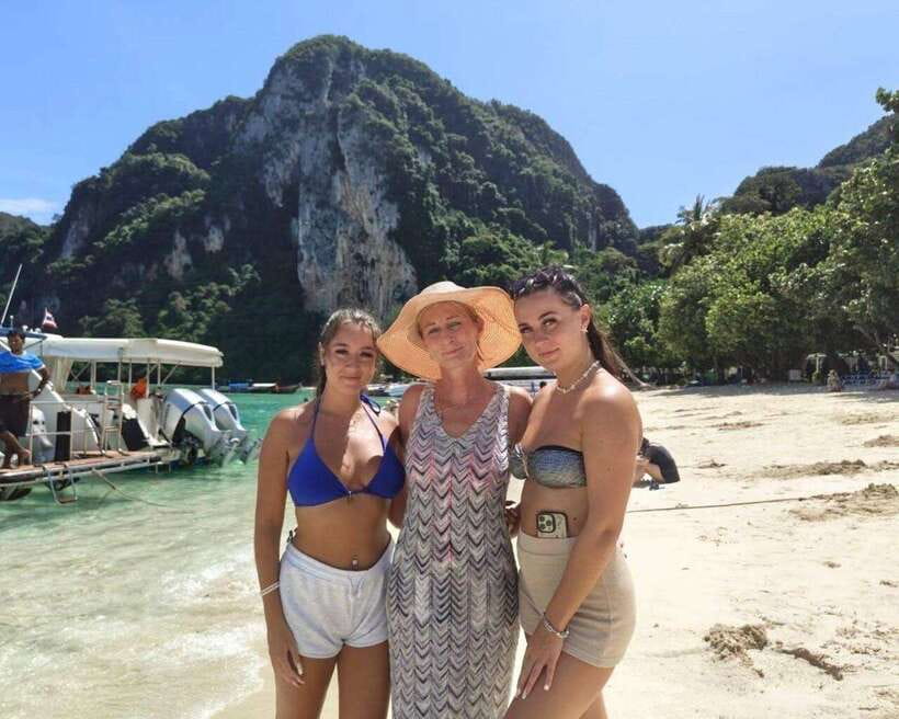 Phuket: Phi Phi Islands and Maya Bay Day Trip with Lunch - Maya Bay and Loh Samah Bay: iconic views, tight time
