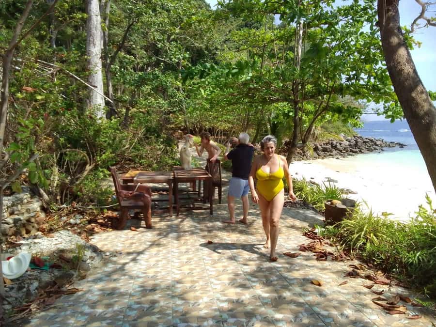 Phuket: Phi Phi & Kai Island Private Speed Boat Tour - Phi Phi Don: Thai lunch on your time, then Toansai Bay swim