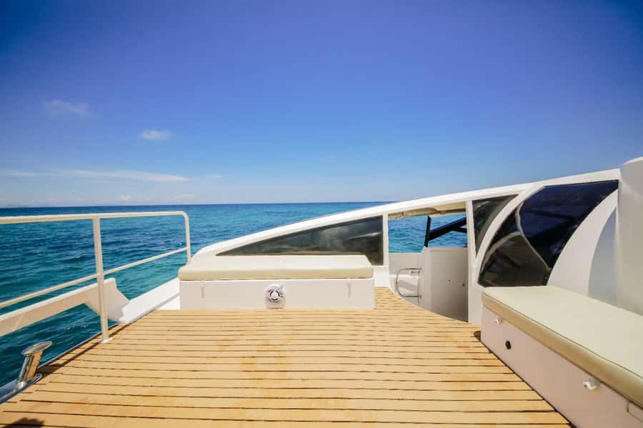Phuket: Phi Phi & Maithon Island Day Trip by Power Catamaran - Lunch at Ko Phi Phi Don: fueling up without losing the schedule