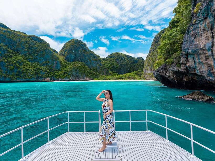 Phuket: Phi Phi, Maya and Khai Or Bamboo Island by Catamaran - Phi Phi Don lunch break: buffet value and a reset for the afternoon