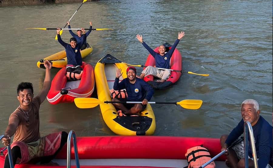 Phuket : Twilight Sea Canoe Tour with Glowing Plankton - Food, drinks, and the crew: what makes the long day feel smooth