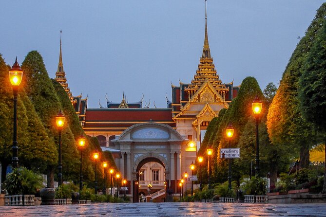 Private Bangkok Night Tour by Tuk Tuk with Dinner - Chinatown and Yaowarat Road: the night energy shift