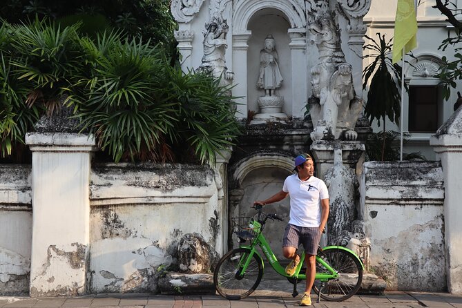 Private Chiang Mai Half-Day Bike Tour - Three Kings Monument and Wat Chedi Luang: big temple energy, not chaos