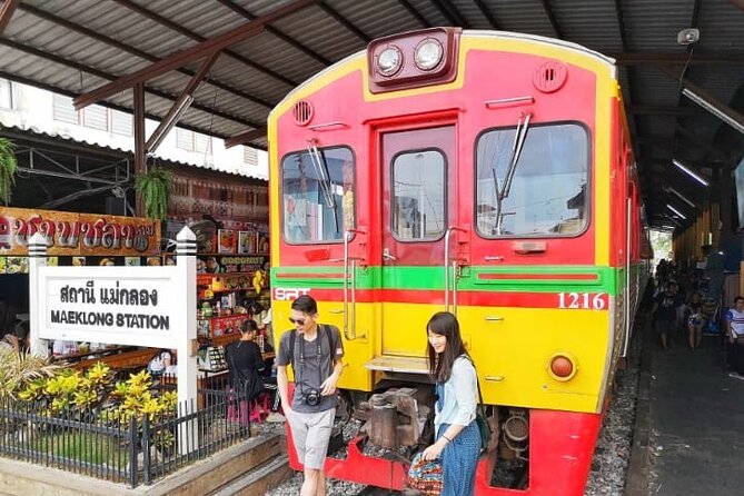 Private Damnoen Saduak and Maeklong Railway Market Tour(min 2pax) - Maeklong Railway Market (Talat Rom Hup): The Train Changes Everything