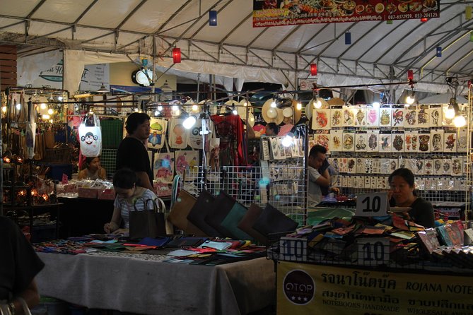 Private Evening! Crisscross Chiang Mai's Night by the classic Tuk Tuk - Warorot Market (Kad Luang): local shopping before the Night Bazaar rush