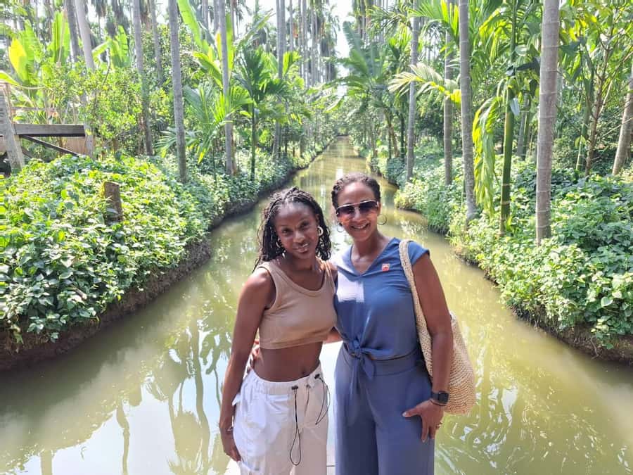 Private Floating & Train Market + DRAGON Temple + Thai Cafe - The Private Rowing Boat Ride: Canal Life Without the Crowd Pressure