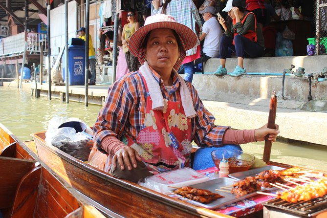 Private Guided Tour to Train Market and Damnoensaduak Floating Market - Mae Klong Railway Market: Watching Stalls Fold for the Train