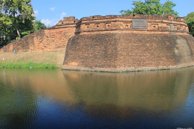 Private Half-Day Tour The Old Chiang Mai City With Street Foods - Meeting at the old walls: Tha Phae Gate sets the tone