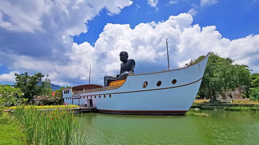 PRIVATE ISLAND TOUR VIP AROUND KOH SAMUI FULL DAY EXCURSION - Wat Khunaram and the Mummified Monk: Luong Pordaeng in a Glass Case