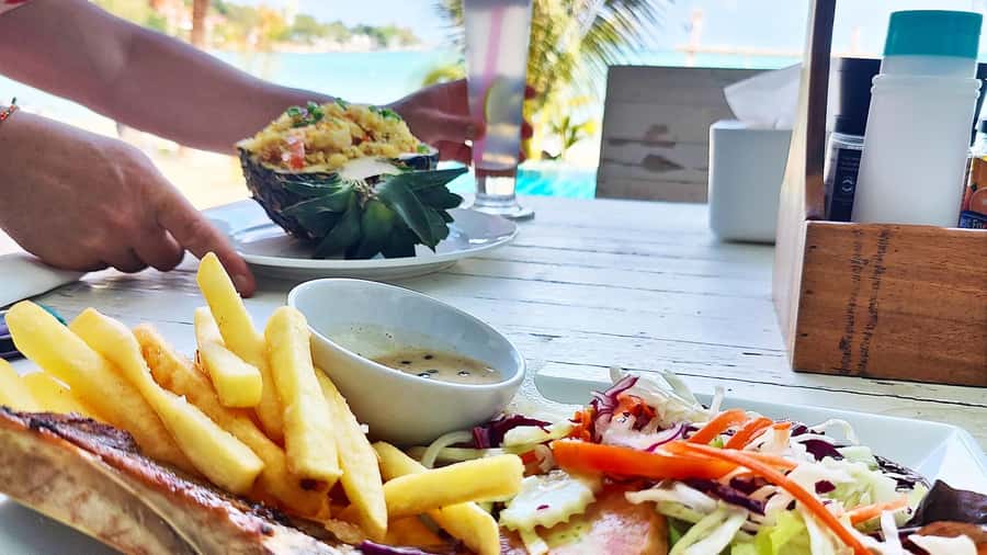 PRIVATE ISLAND TOUR VIP AROUND KOH SAMUI FULL DAY EXCURSION - Lunch on the Beachfront: Coconut Island Views and Simple, Solid Thai Plates