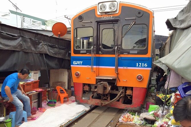Private Maeklong Railway Market and Amphawa Day Tour from Bangkok - Wat Bang Kung: a short temple stop that won’t wreck your schedule