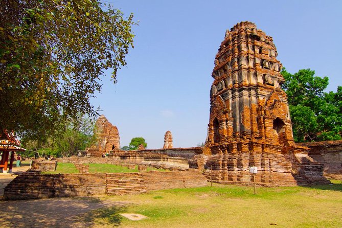 Private Tour: Ayutthaya Temples, Ruins and Lunch on River Cruise - Stop 3: Wat Mahathat and the Buddha head in the roots