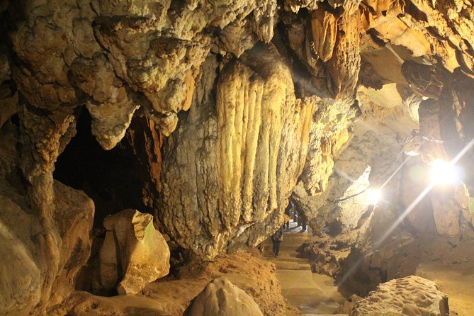 Private tour] Perfect day! Sticky waterfall + ChiangDao Cave + Wat BandenTemple - A full 8.5 hours that stays practical, not chaotic