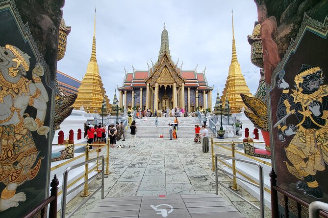 Private Tour to Grand Palace, Pho Temple and Arun Temple - First stop: Wat Phra Kaew and the Emerald Buddha’s big role