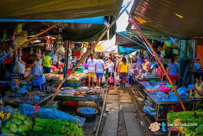 Private Tour to Railway Market and Damnoen Saduak Floating Market - Damnoen Saduak Floating Market by private boat: canals and side-stall shopping