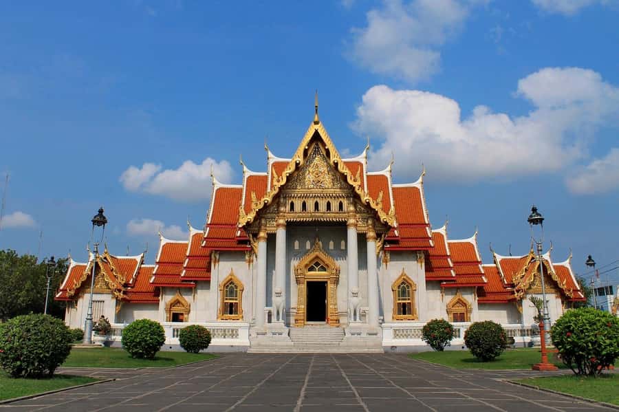 Shared Tour: Wat Pho, Wat Traimit and Wat Benchamabophit - Wat Traimit: The Golden Buddha and the Chinatown Atmosphere