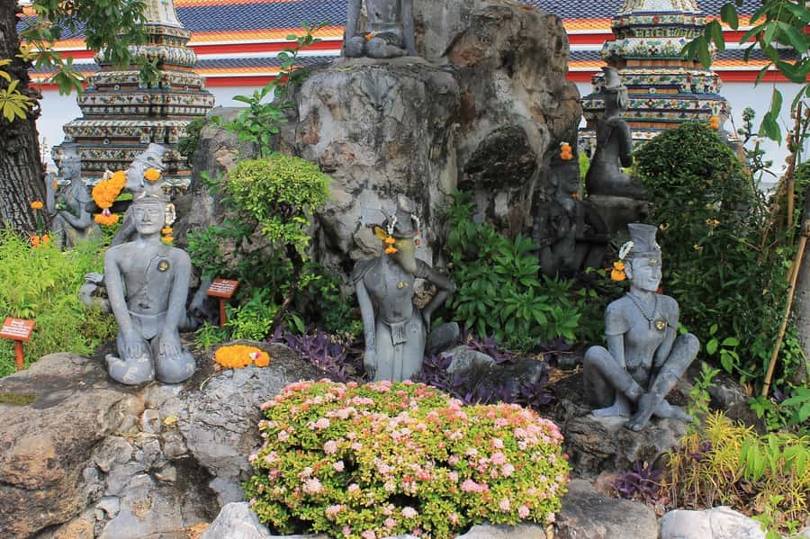 Shared Tour: Wat Pho, Wat Traimit and Wat Benchamabophit - Pak Khlong Talat: A Quick Flower-Market Stop That Feels Local