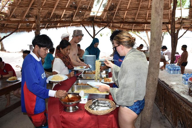 Snorkel and Kayak Tour to Angthong Marine Park by Speedboat from Koh Samui - Ko Wua Ta Lap: Thai lunch on the beach and a break from paddling