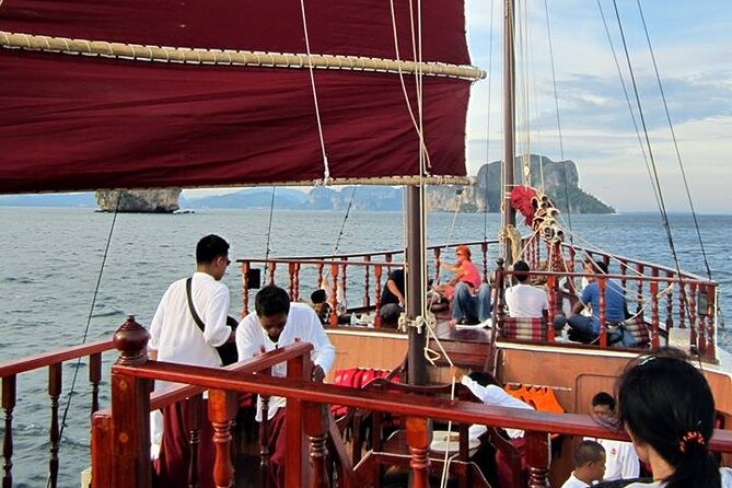 Sunset Dinner Cruise with night Swimming by Luxury Junk Boat - On-board BBQ dinner: what you eat after the water time