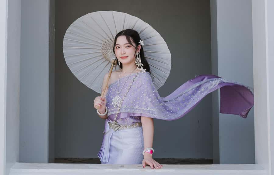 Thai Costume Photographer at Wat Arun/Pho in Bangkok - Photo Delivery: Hundreds Right Away, Edited Sets Later