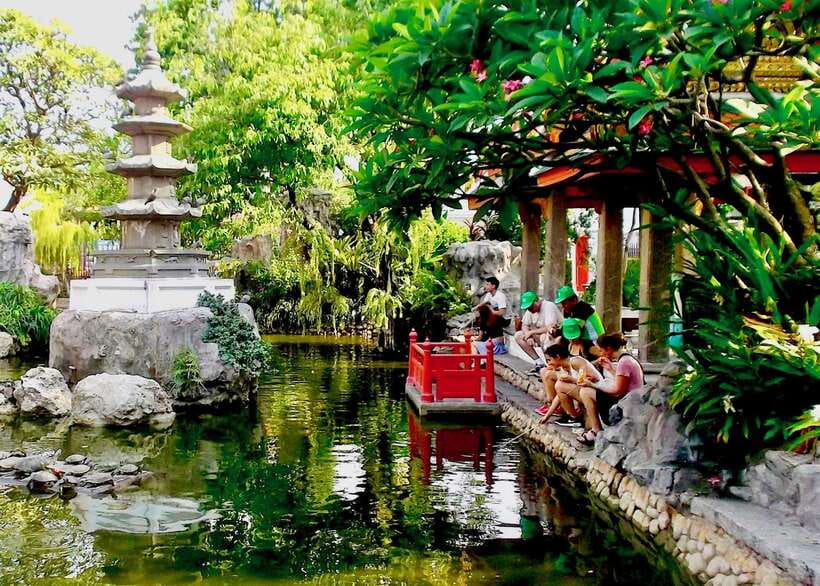 Thai culture and Bangkok local life guided bike tour - Pak Khlong Talat and Wat Kanlayanamit: huge flowers and quick sensory overload