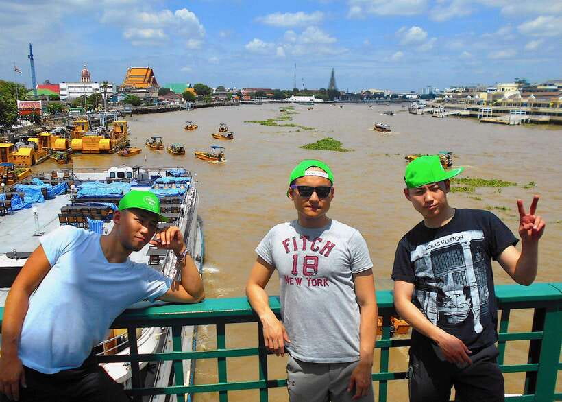 Thai culture and Bangkok local life guided bike tour - The river cycle path and the 15-minute ferry crossing