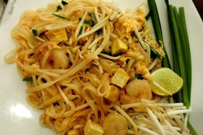 Thai Food experince cook & Eat 2 famouse Thai dishes - Hands-on cooking at Woody Kitchen: what instruction feels like