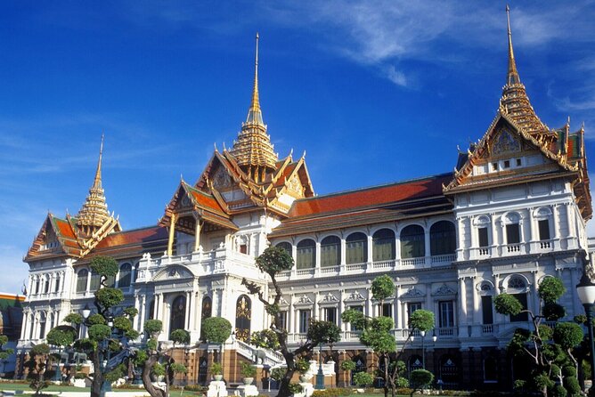 Thai Tour Guide : PRIVATE Highlight of Bangkok + Canal Tour + Simple Thai Lunch - Stop 1: Wat Pho and the reclining Buddha school of Thai medicine