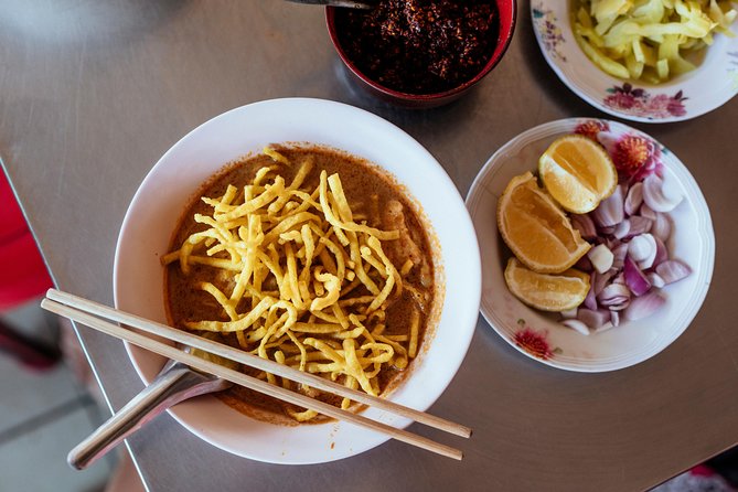 The 10 Tastings of Chiang Mai With Locals: Private Street Food Tour - Wat Mo Kham Tuang: quick architecture lessons and Hindu deity statues