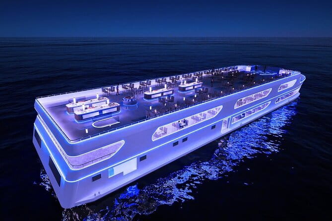 The Luxury White Cruise Experience - The big group factor: how up to 800 people affects your night