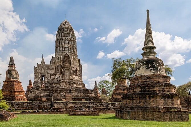 Three Temple Ayutthaya Tour with Scenic Boat Ride - Stop 1: Wat Mahathat and the banyan-root Buddha