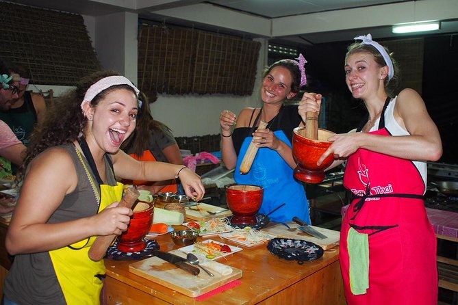 Tomyumthai Cooking Class in Chiang Mai - The market stop: what you learn besides where to buy