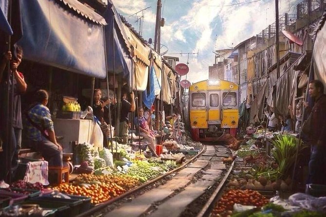 Train Market and Floating Market half day tour - Timing and pacing: an early start that pays off
